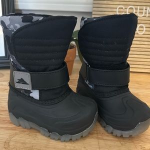 Brand new snow boots
